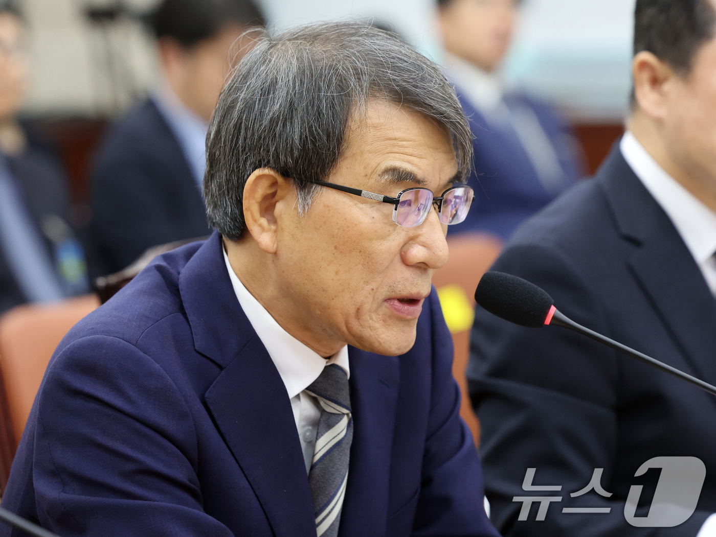 (서울=뉴스1) 황기선 기자 = 노태악 전 중앙선거관리위원장이 22일 서울 여의도 국회에서 열린 제9회 전국동시 지방선거 투표용지 부족사태 등 국민참정권 침해 진상규명 및 선거관리 …