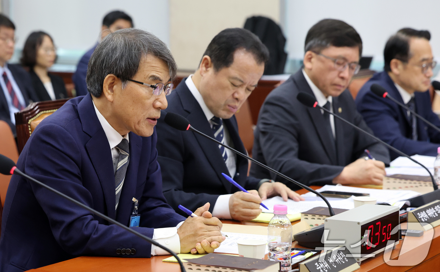 (서울=뉴스1) 황기선 기자 = 노태악 전 중앙선거관리위원장이 22일 서울 여의도 국회에서 열린 제9회 전국동시 지방선거 투표용지 부족사태 등 국민참정권 침해 진상규명 및 선거관리 …