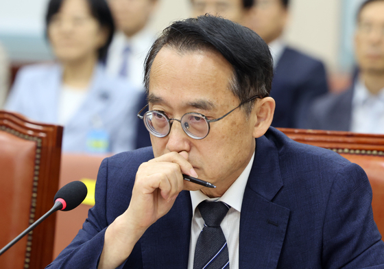 생각에 잠긴 허철훈 전 선관위 사무총장