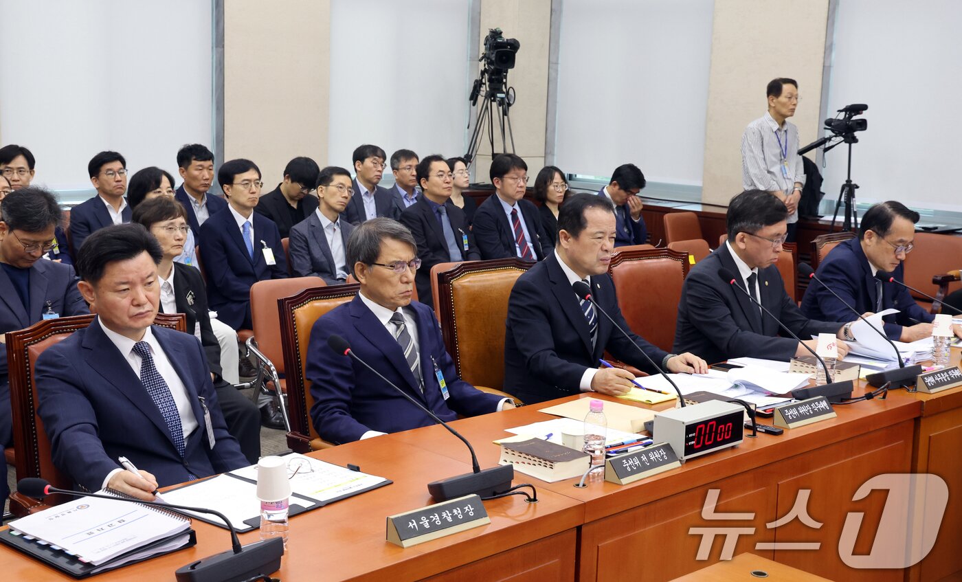 본문 이미지 - 22일 서울 여의도 국회에서 열린 제9회 전국동시 지방선거 투표용지 부족사태 등 국민참정권 침해 진상규명 및 선거관리 개혁을 위한 국정조사특별위원회 제6차 전체회의 제2차 청문회에서 증인들이 자리하고 있다. 2026.7.22 ⓒ 뉴스1 황기선 기자