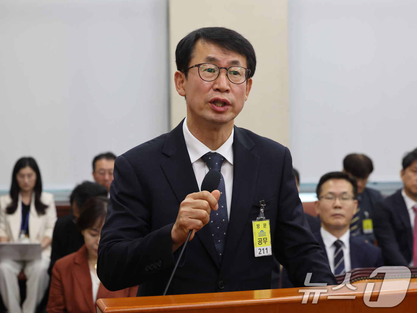 (서울=뉴스1) 황기선 기자 = 김성준 국방부 인사복지실장이 22일 서울 여의도 국회에서 열린 제9회 전국동시 지방선거 투표용지 부족사태 등 국민참정권 침해 진상규명 및 선거관리 …