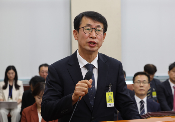 답변하는 김성준 국방부 인사복지실장