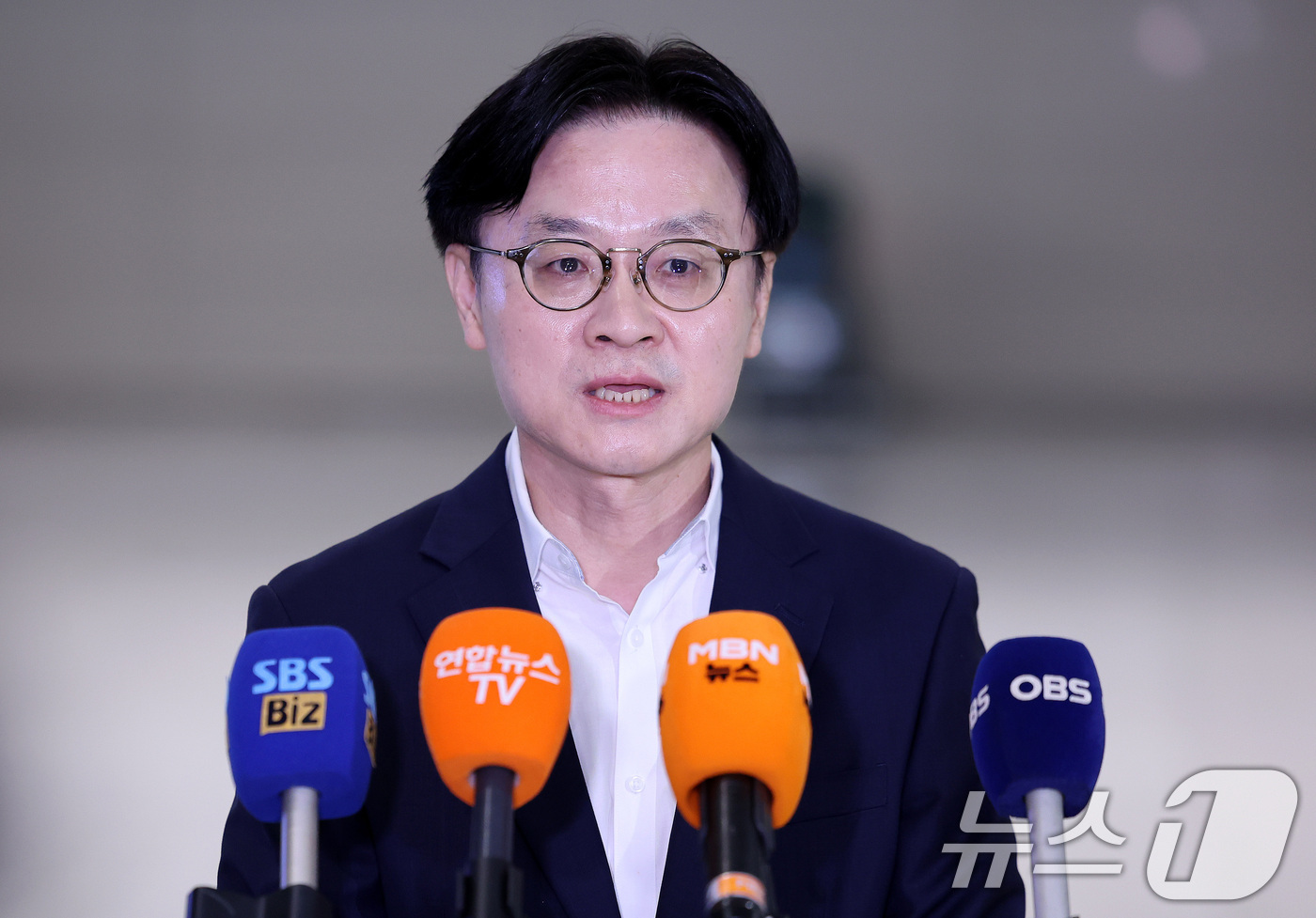 (인천공항=뉴스1) 박지혜 기자 = 김정관 산업통상부 장관이 22일 인천국제공항 제2여객터미널을 통해 미국 워싱턴으로 출국하기 전 취재진 질문에 답하고 있다.김 장관은 23일(현지 …