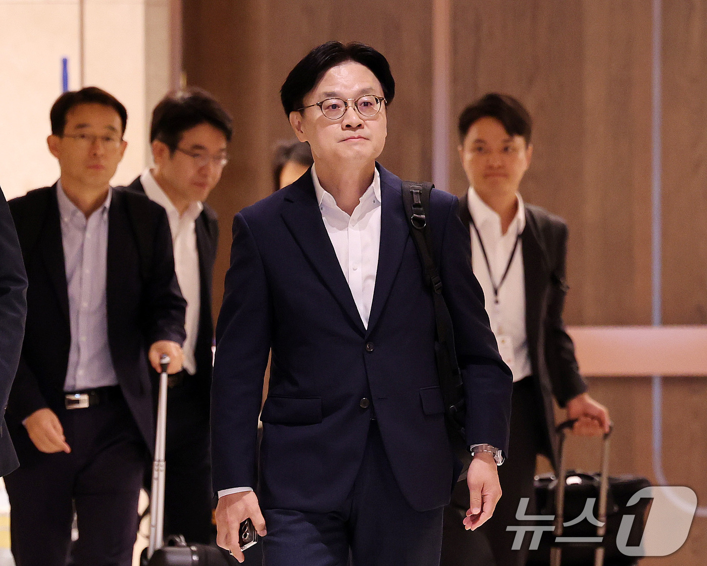 (인천공항=뉴스1) 박지혜 기자 = 김정관 산업통상부 장관이 22일 인천국제공항 제2여객터미널을 통해 미국 워싱턴으로 출국하고 있다.김 장관은 23일(현지시간) 열리는 한미 조선협 …