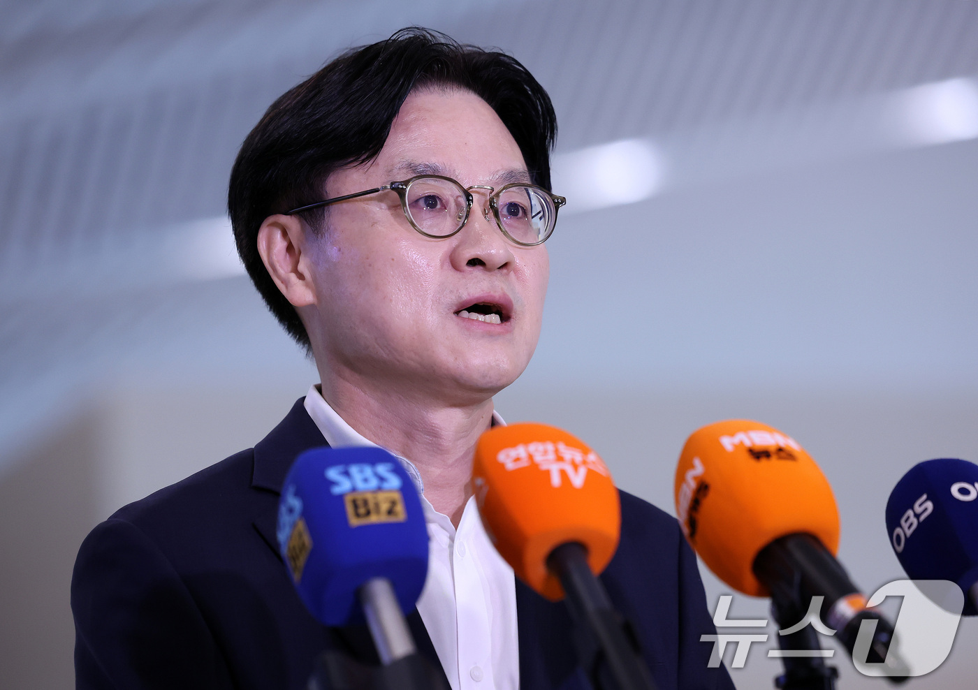 (인천공항=뉴스1) 박지혜 기자 = 김정관 산업통상부 장관이 22일 인천국제공항 제2여객터미널을 통해 미국 워싱턴으로 출국하기 전 취재진 질문에 답하고 있다.김 장관은 23일(현지 …