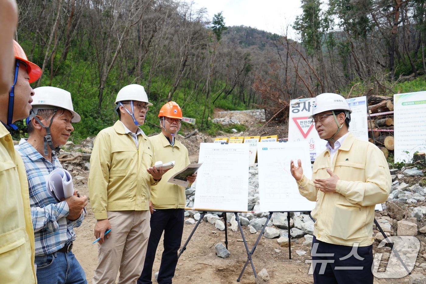 (서울=뉴스1) = 박은식 산림청장이 22일 경북 안동시 길안면에 위치한 산림유역관리 사업지를 찾아 사방사업 추진상황을 점검하고 있다. (산림청 제공. 재판매 및 DB금지) 202 …