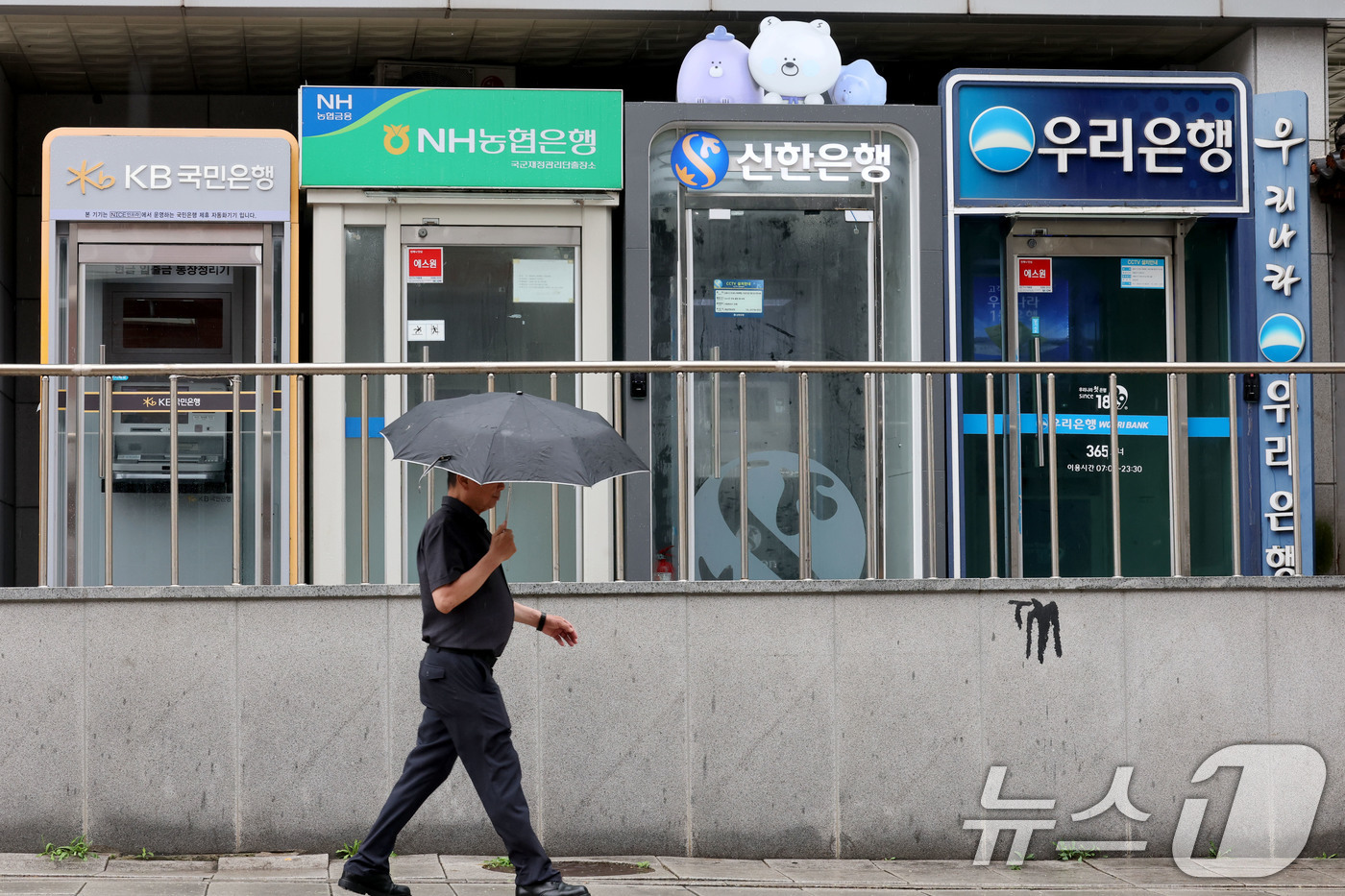 (서울=뉴스1) 이광호 기자 = 국내 은행의 대출 연체율이 9년7개월 만에 가장 높은 수준으로 오르고 중소기업과 자영업자(개인사업자) 대출 연체율도 각각 11년, 13년 만에 최고 …