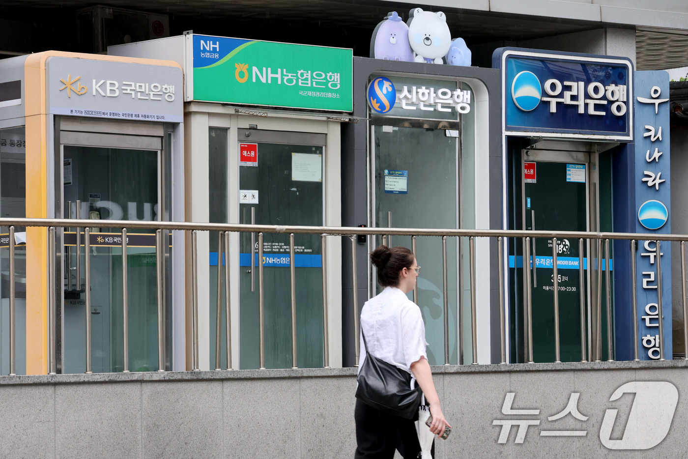 (서울=뉴스1) 이광호 기자 = 국내 은행의 대출 연체율이 9년7개월 만에 가장 높은 수준으로 오르고 중소기업과 자영업자(개인사업자) 대출 연체율도 각각 11년, 13년 만에 최고 …