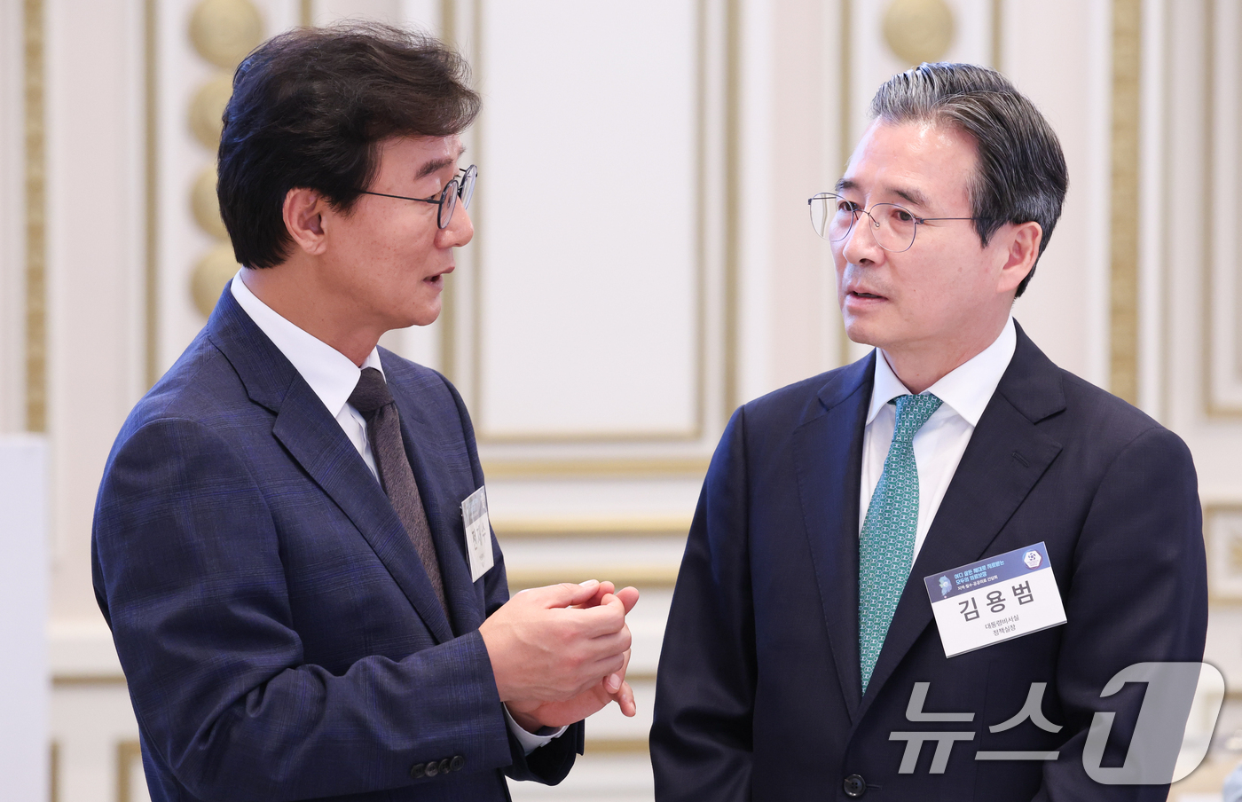 (서울=뉴스1) 허경 기자 = 전재수 부산시장과 김용범 정책실장이 22일 청와대에서 열린 지역·필수·공공의료 간담회에서 대화하고 있다. (청와대통신사진기자단) 2026.7.22/뉴 …