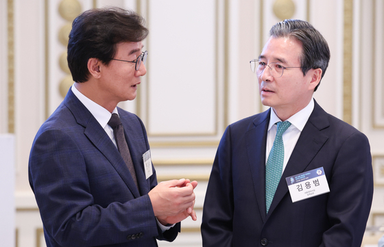 대화하는 전재수 시장과 김용범 실장
