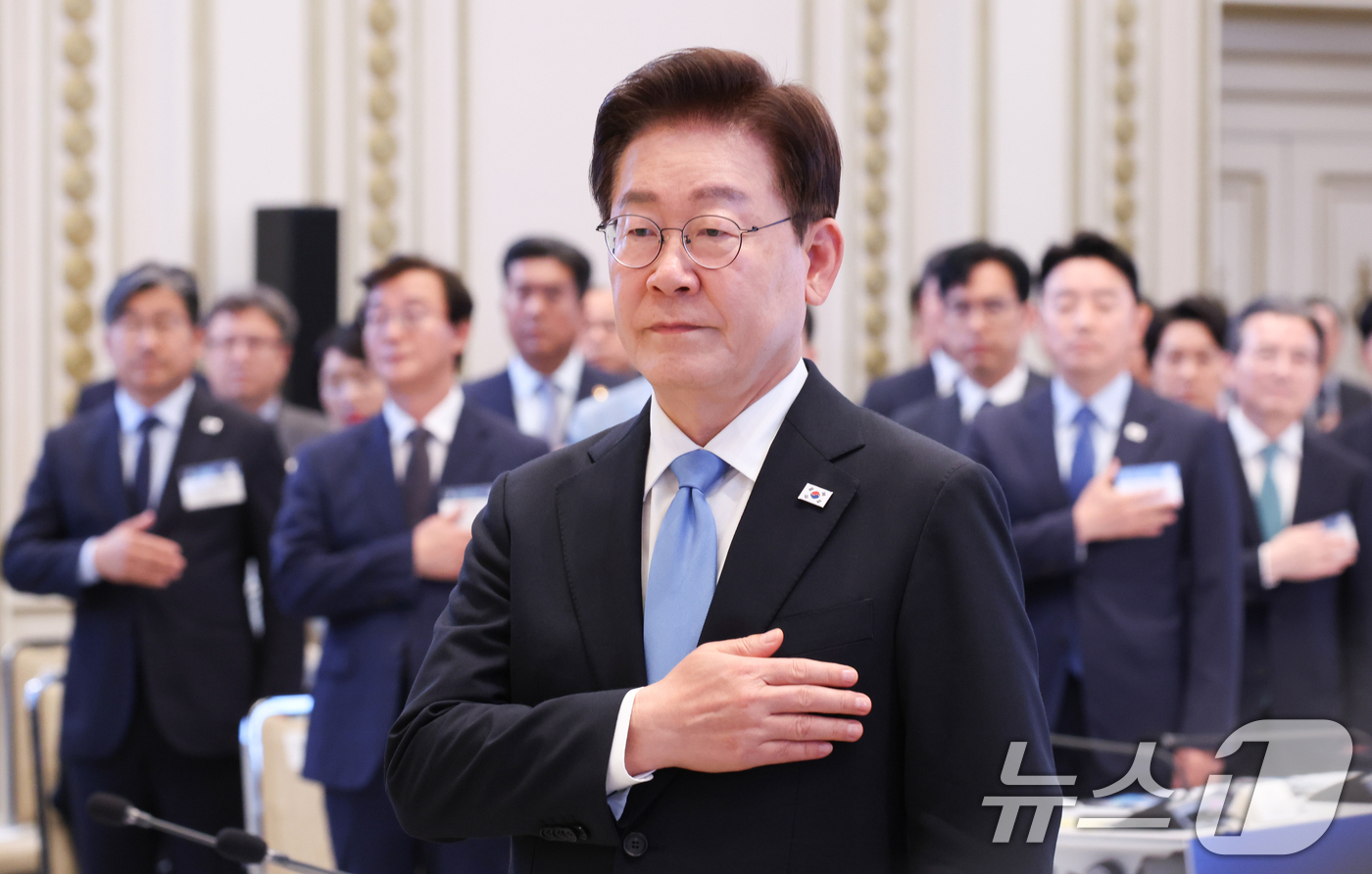 (서울=뉴스1) 허경 기자 = 이재명 대통령이 22일 청와대에서 열린 지역·필수·공공의료 간담회에서 국민의례를 하고 있다. (청와대통신사진기자단) 2026.7.22/뉴스1