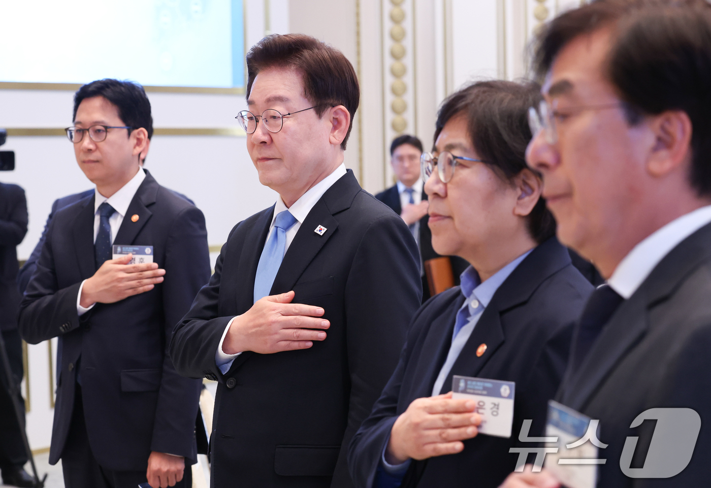 (서울=뉴스1) 허경 기자 = 이재명 대통령이 22일 청와대에서 열린 지역·필수·공공의료 간담회에서 국민의례를 하고 있다. (청와대통신사진기자단) 2026.7.22/뉴스1