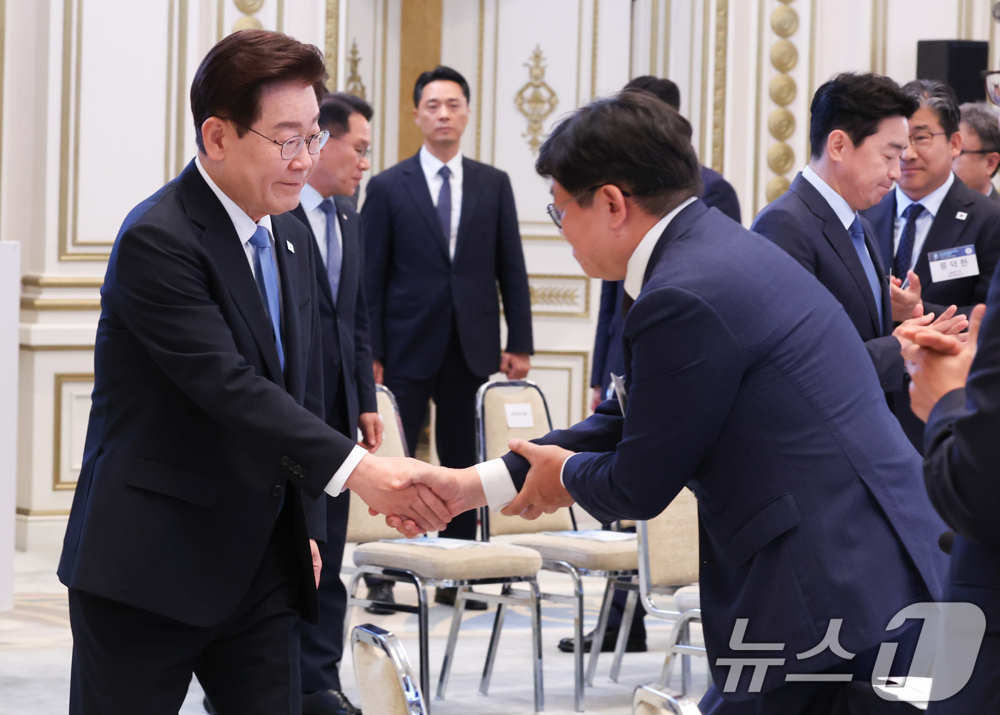 (서울=뉴스1) 허경 기자 = 이재명 대통령이 22일 청와대에서 열린 지역·필수·공공의료 간담회에서 참석자들과 인사하고 있다. (청와대통신사진기자단) 2026.7.22/뉴스1
