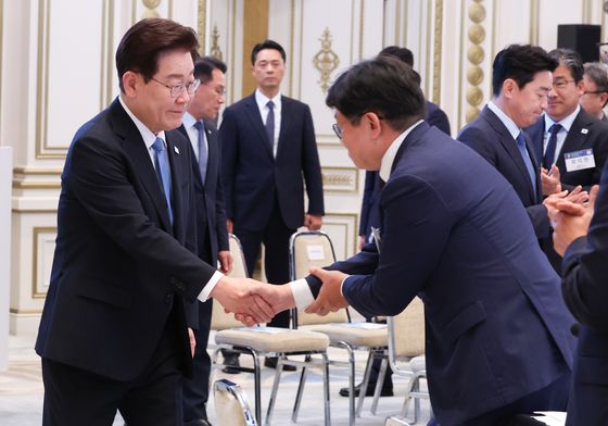 참석자와 인사하는 이재명 대통령