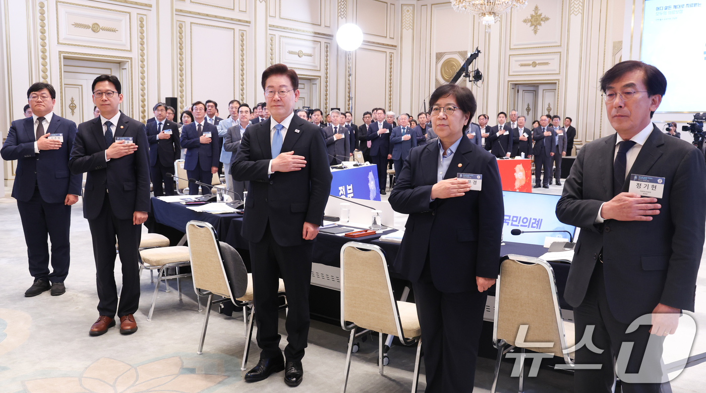 (서울=뉴스1) 허경 기자 = 이재명 대통령이 22일 청와대에서 열린 지역·필수·공공의료 간담회에서 국민의례를 하고 있다. (청와대통신사진기자단) 2026.7.22/뉴스1
