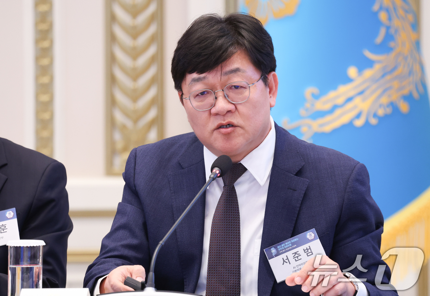(서울=뉴스1) 허경 기자 = 서준범 AI전략위의료소그룹 위원장이 22일 청와대에서 열린 지역·필수·공공의료 간담회에서 AI기본의료 전략을 발제하고 있다. (청와대통신사진기자단) …