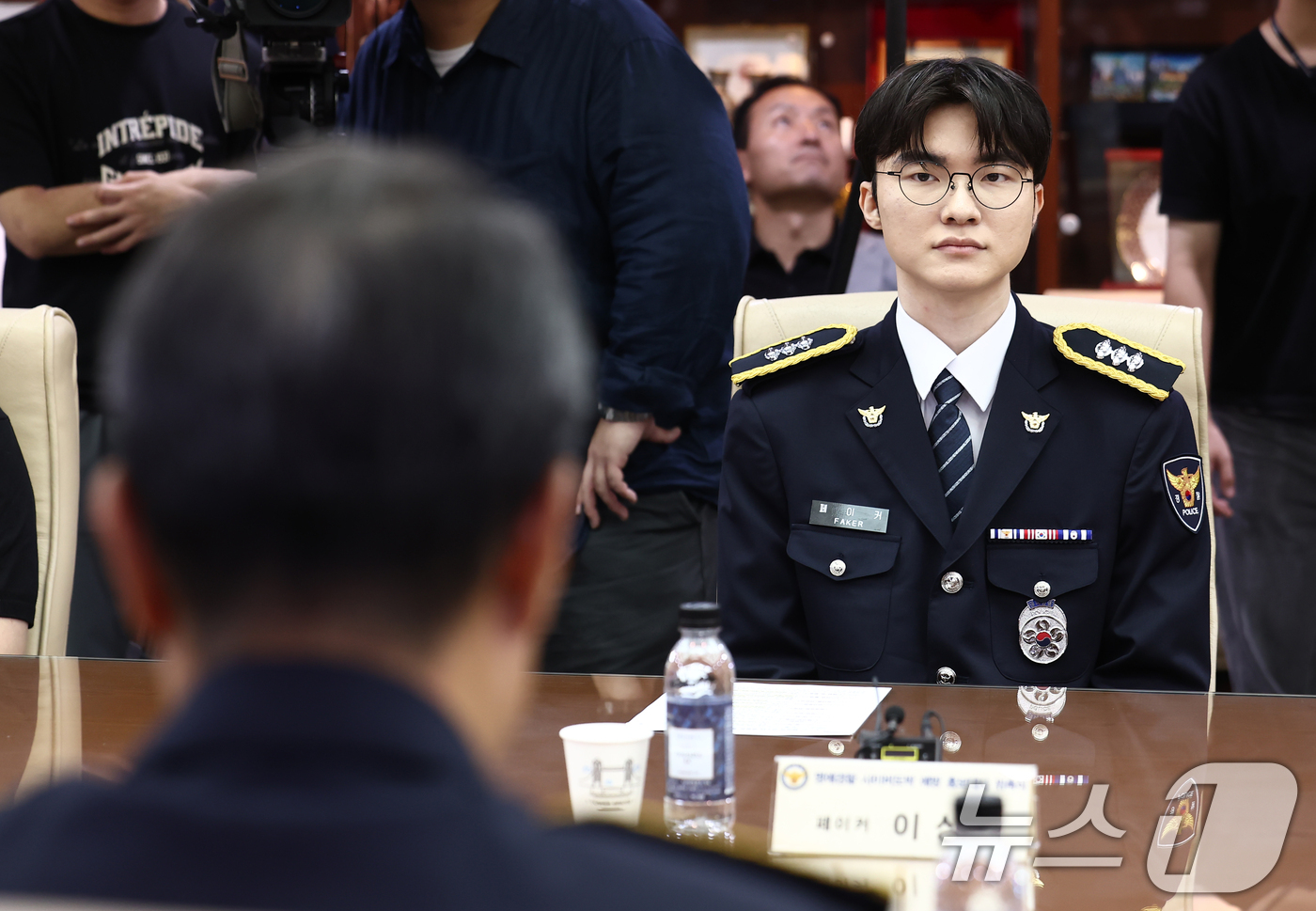 (서울=뉴스1) 김민지 기자 = 프로게이머 페이커 이상혁이 22일 오후 서울 서대문구 경찰청에서 열린 명예경찰 및 사이버도박 예방 홍보대사 위촉식에 참석, 유재성 경찰청장 직무대행 …