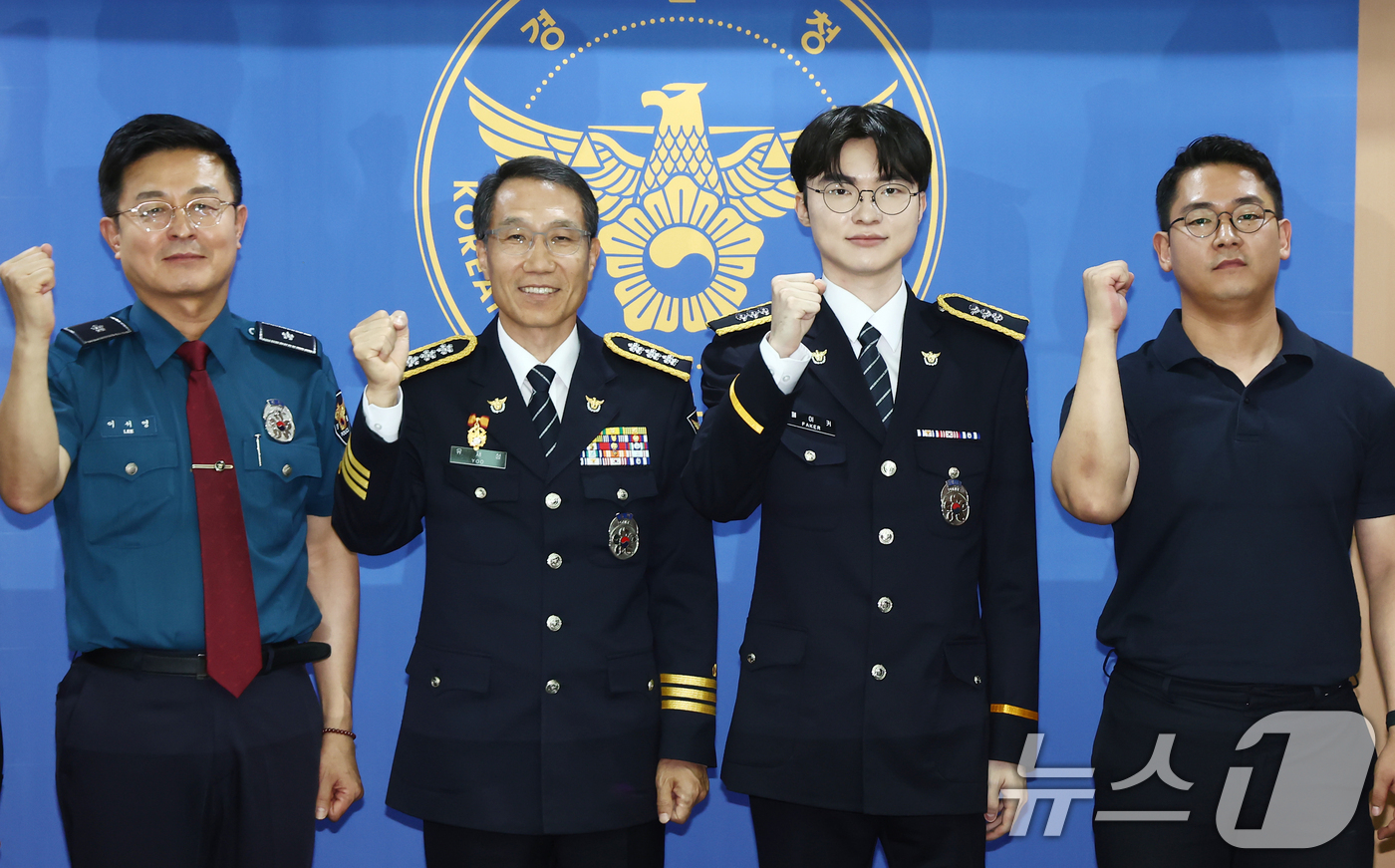 (서울=뉴스1) 김민지 기자 = 프로게이머 페이커 이상혁이 22일 오후 서울 서대문구 경찰청에서 열린 명예경찰 및 사이버도박 얘방 홍보대사 위촉식에 유재성 경찰청장 직무대행 등 참 …