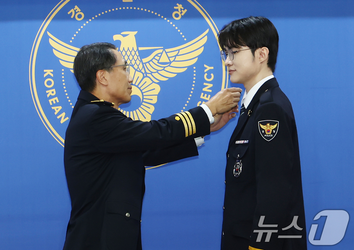 (서울=뉴스1) 김민지 기자 = 프로게이머 페이커 이상혁이 22일 오후 서울 서대문구 경찰청에서 열린 명예경찰 및 사이버도박 홍보대사 위촉식에 유재성 경찰청장 직무대행으로부터 경장 …