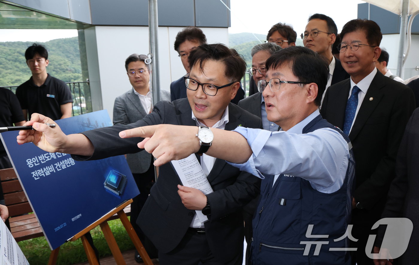 (용인=뉴스1) 김영운 기자 = 김성환 기후에너지환경부 장관이 22일 경기 용인시 처인구 이동읍 용인 반도체 국가산단 부지에서 현황 브리핑을 듣고 있다. 2026.7.22/뉴스1