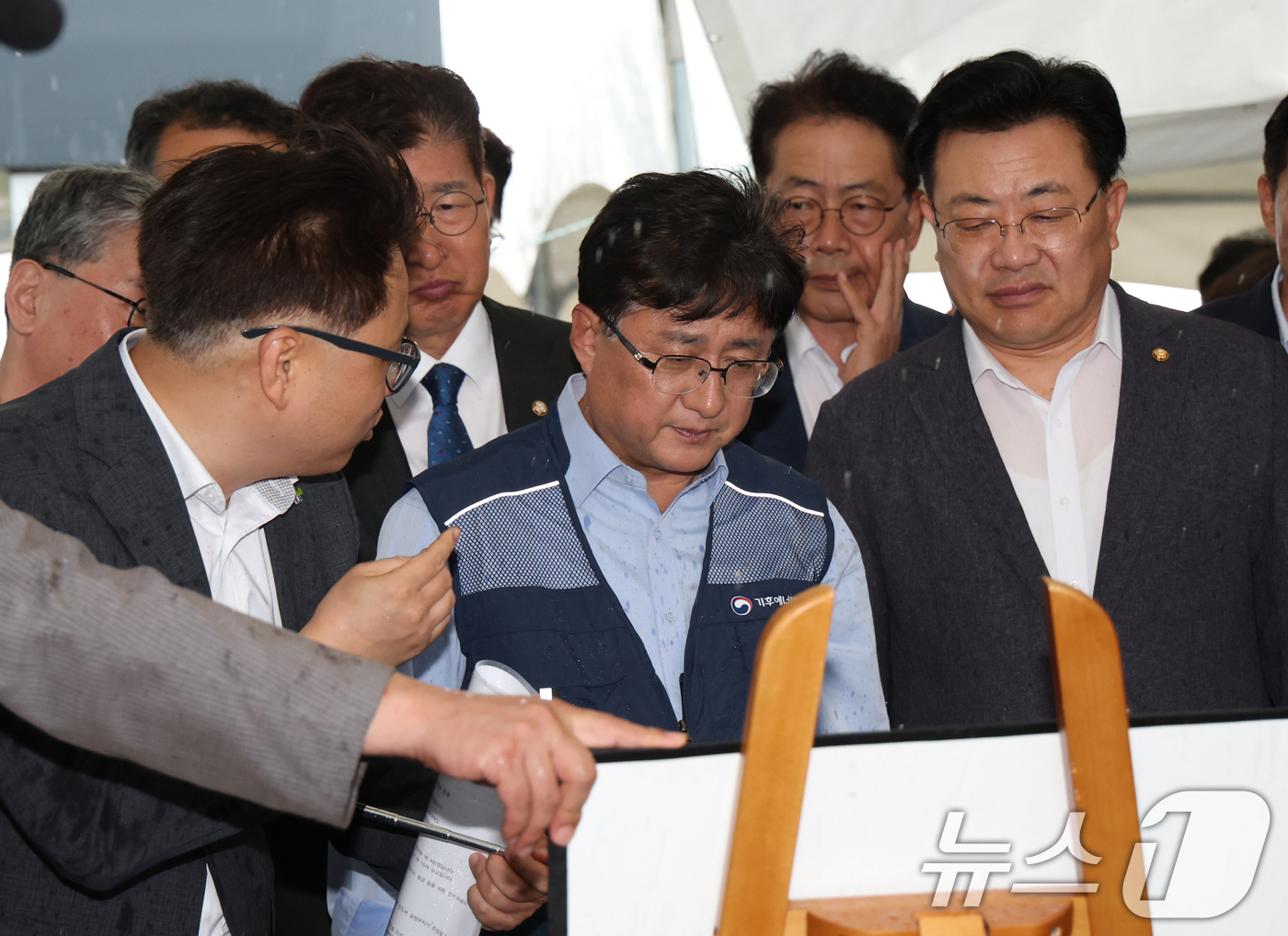 (용인=뉴스1) 김영운 기자 = 김성환 기후에너지환경부 장관이 22일 경기 용인시 처인구 이동읍 용인 반도체 국가산단 부지에서 현황 브리핑을 듣고 있다. 2026.7.22/뉴스1