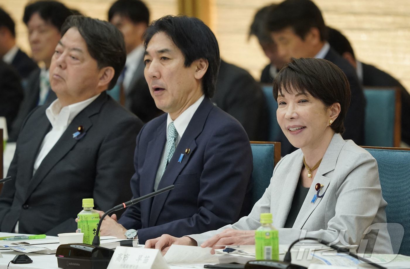 (도쿄 AFP=뉴스1) 김지완 기자 = 21일 다카이치 사나에 일본 총리(오른쪽)가 도쿄 총리관저에서 열린 '경제재정자문회의'와 '일본성장전략회의'의 합동 회의에 참석해 발언하고 …