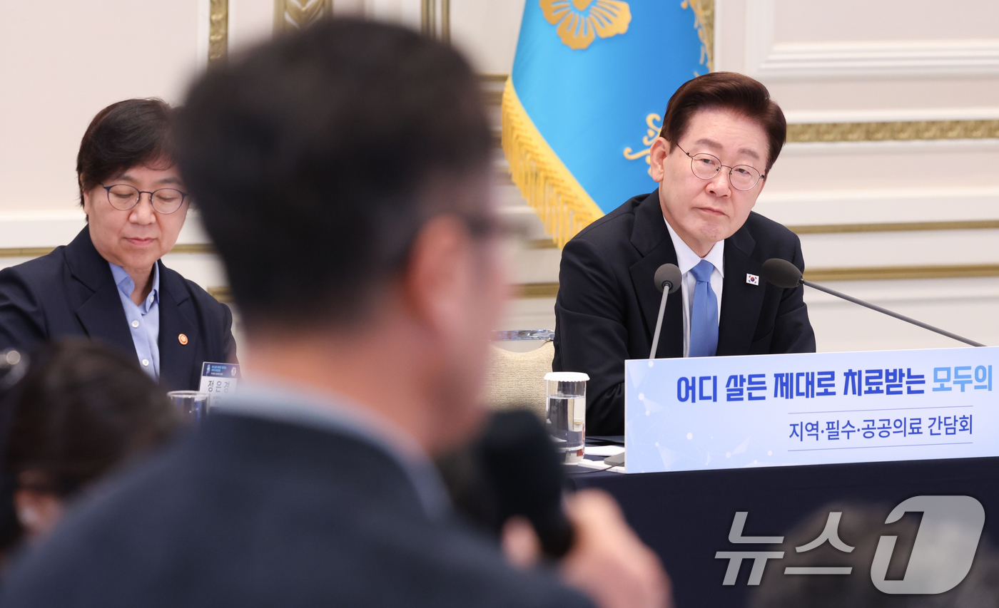 (서울=뉴스1) 허경 기자 = 이재명 대통령이 22일 청와대에서 열린 지역·필수·공공의료 간담회에서 참석자의 발언을 경청하고 있다. (청와대통신사진기자단) 2026.7.22/뉴스1 …