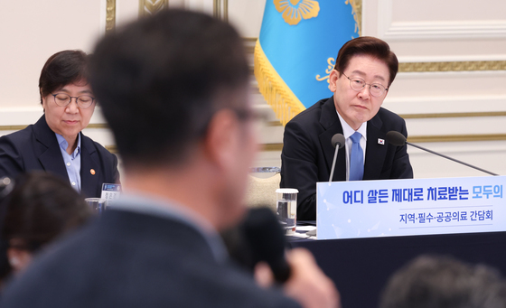참석자 발언 경청하는 이재명 대통령
