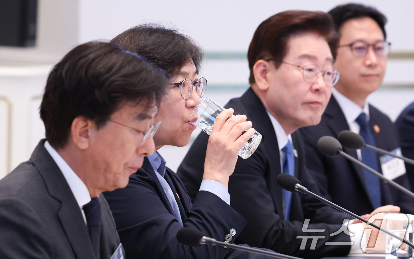 (서울=뉴스1) 허경 기자 = 정은경 보건복지부 장관이 22일 청와대에서 열린 지역·필수·공공의료 간담회에서 물을 마시고 있다. (청와대통신사진기자단) 2026.7.22/뉴스1