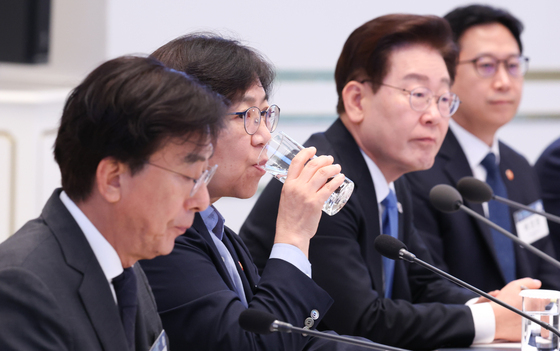 목 축이는 정은경 장관