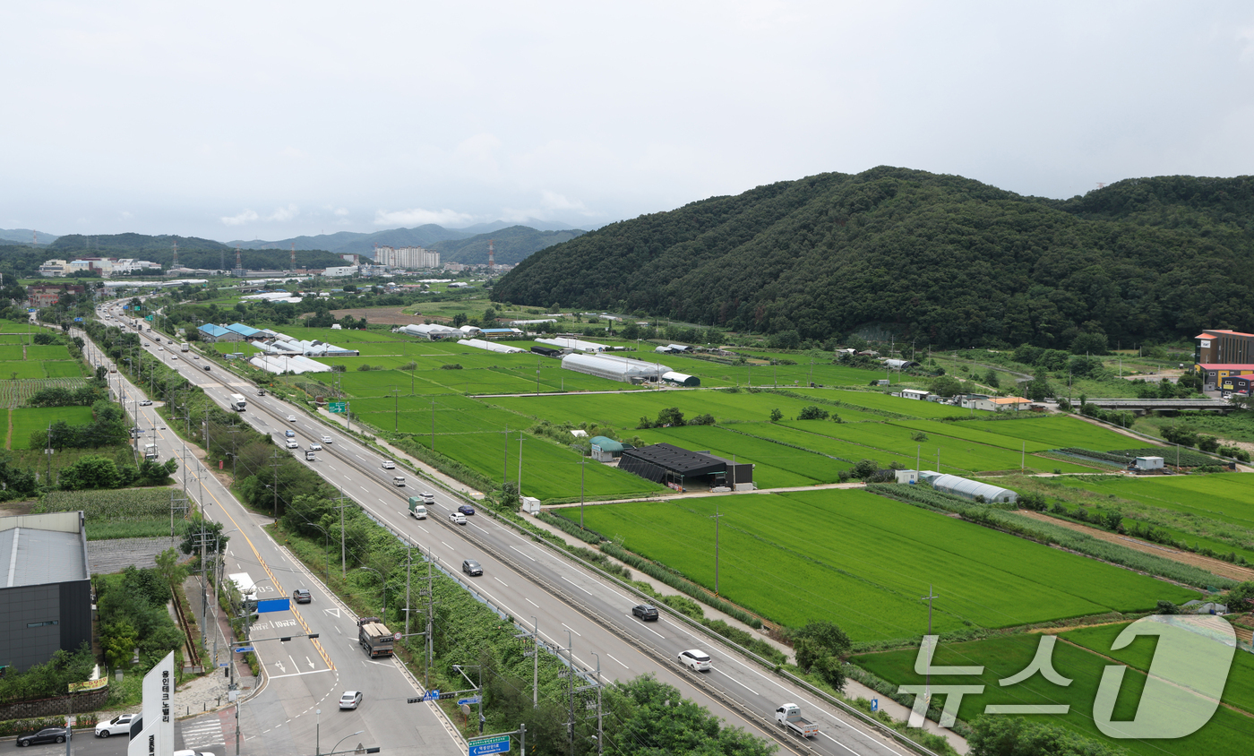 (용인=뉴스1) 김영운 기자 = 정부가 용인 반도체 국가산단과 일반산단의 반도체 생산시설 완공 시점을 단축한 데 맞춰 최종 전력수요 공급 시기를 2053년에서 2042년으로, 통합 …