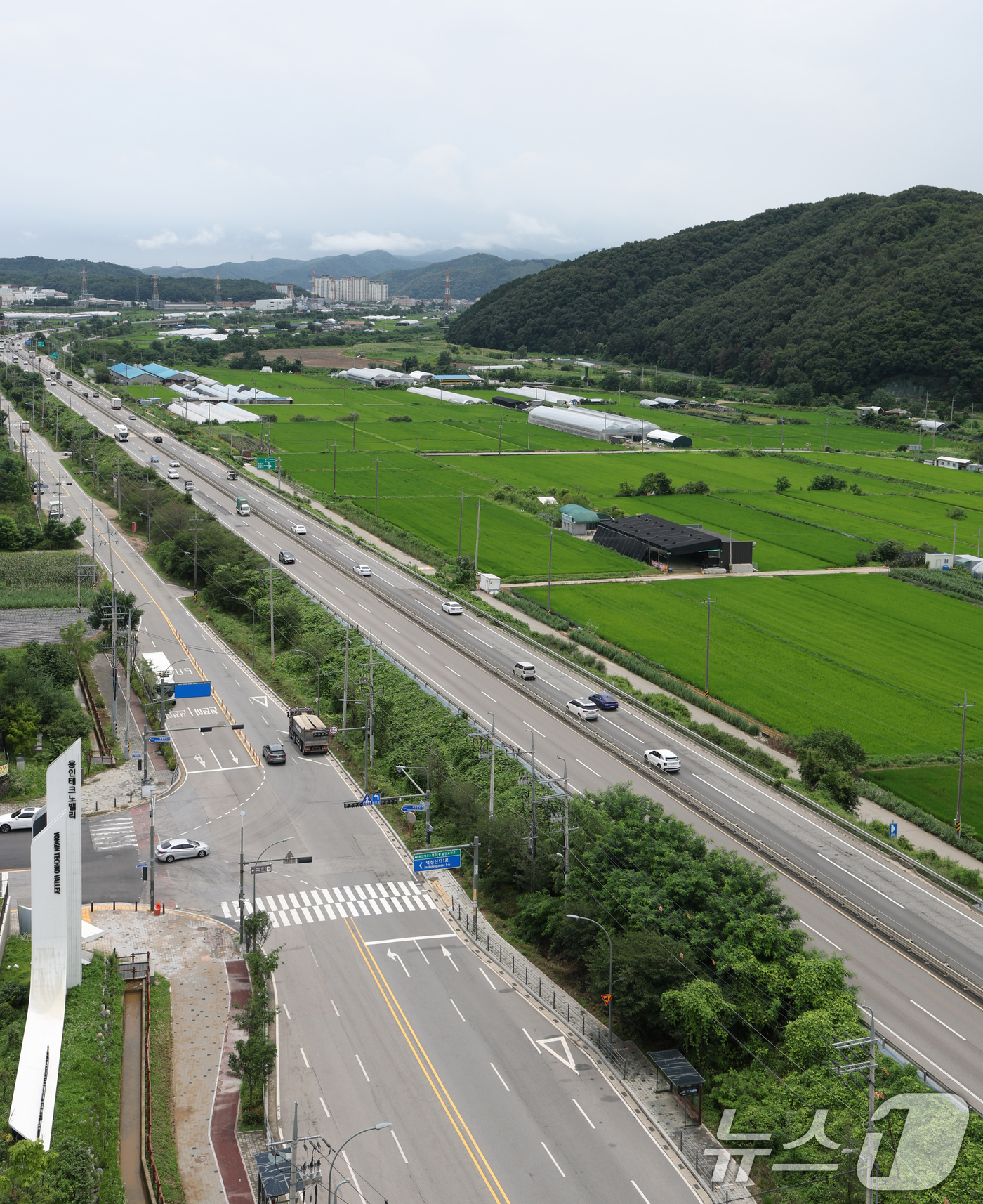 (용인=뉴스1) 김영운 기자 = 정부가 용인 반도체 국가산단과 일반산단의 반도체 생산시설 완공 시점을 단축한 데 맞춰 최종 전력수요 공급 시기를 2053년에서 2042년으로, 통합 …
