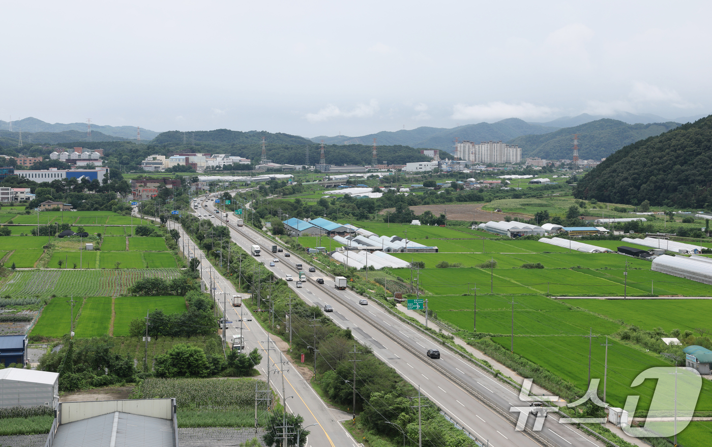 (용인=뉴스1) 김영운 기자 = 정부가 용인 반도체 국가산단과 일반산단의 반도체 생산시설 완공 시점을 단축한 데 맞춰 최종 전력수요 공급 시기를 2053년에서 2042년으로, 통합 …
