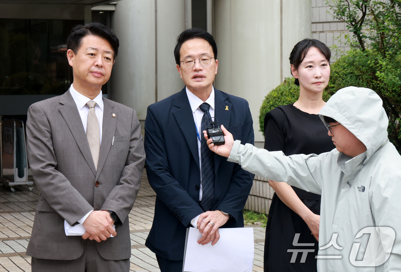 (서울=뉴스1) 이호윤 기자 = 더불어민주당 김영호(왼쪽부터), 박주민 의원과 이지은 서울 마포갑 지역위원장이 22일 서울 서초구 서울중앙지방법원을 찾아 오세훈 서울시장에 대한 명 …