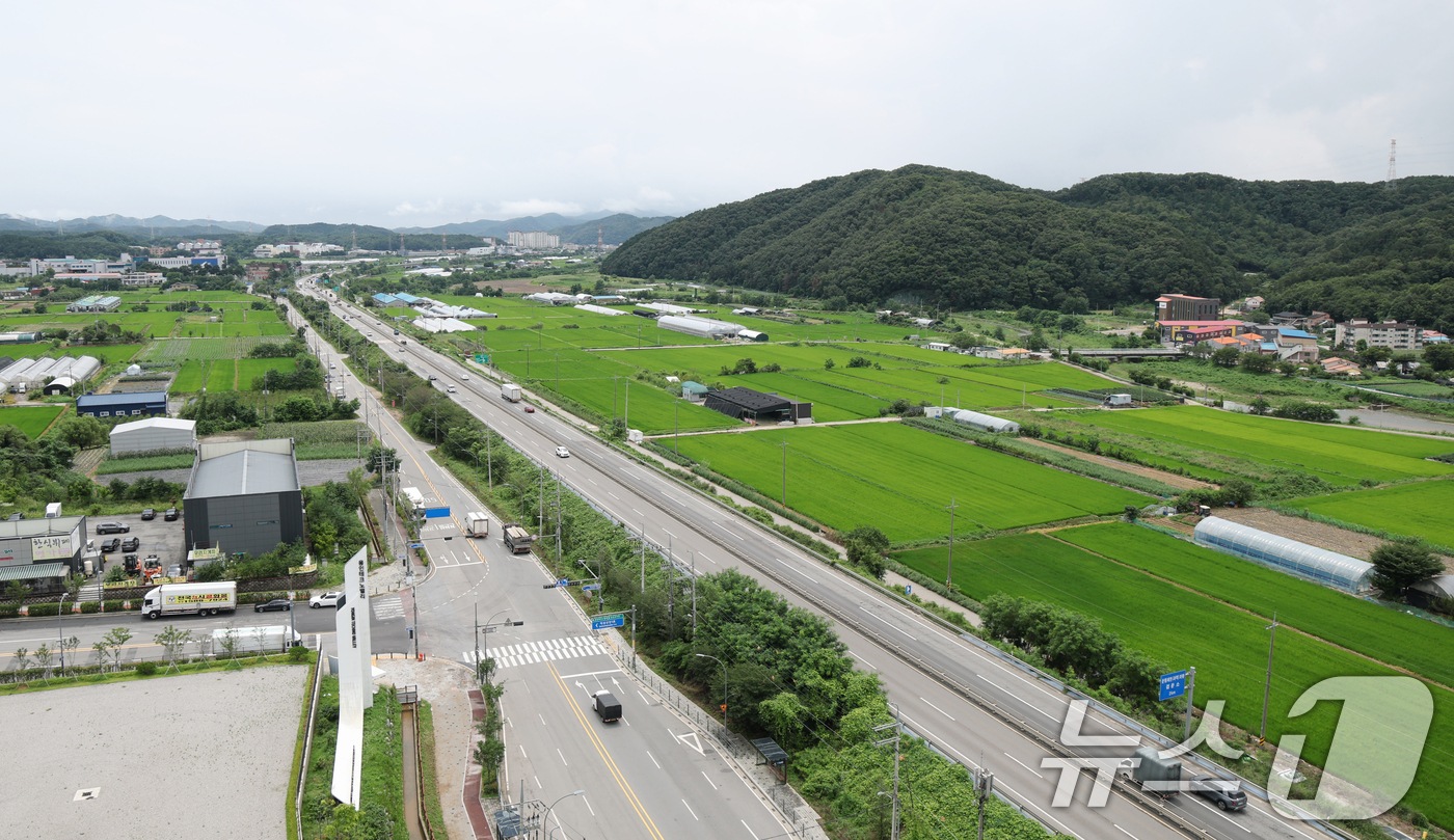(용인=뉴스1) 김영운 기자 = 정부가 용인 반도체 국가산단과 일반산단의 반도체 생산시설 완공 시점을 단축한 데 맞춰 최종 전력수요 공급 시기를 2053년에서 2042년으로, 통합 …
