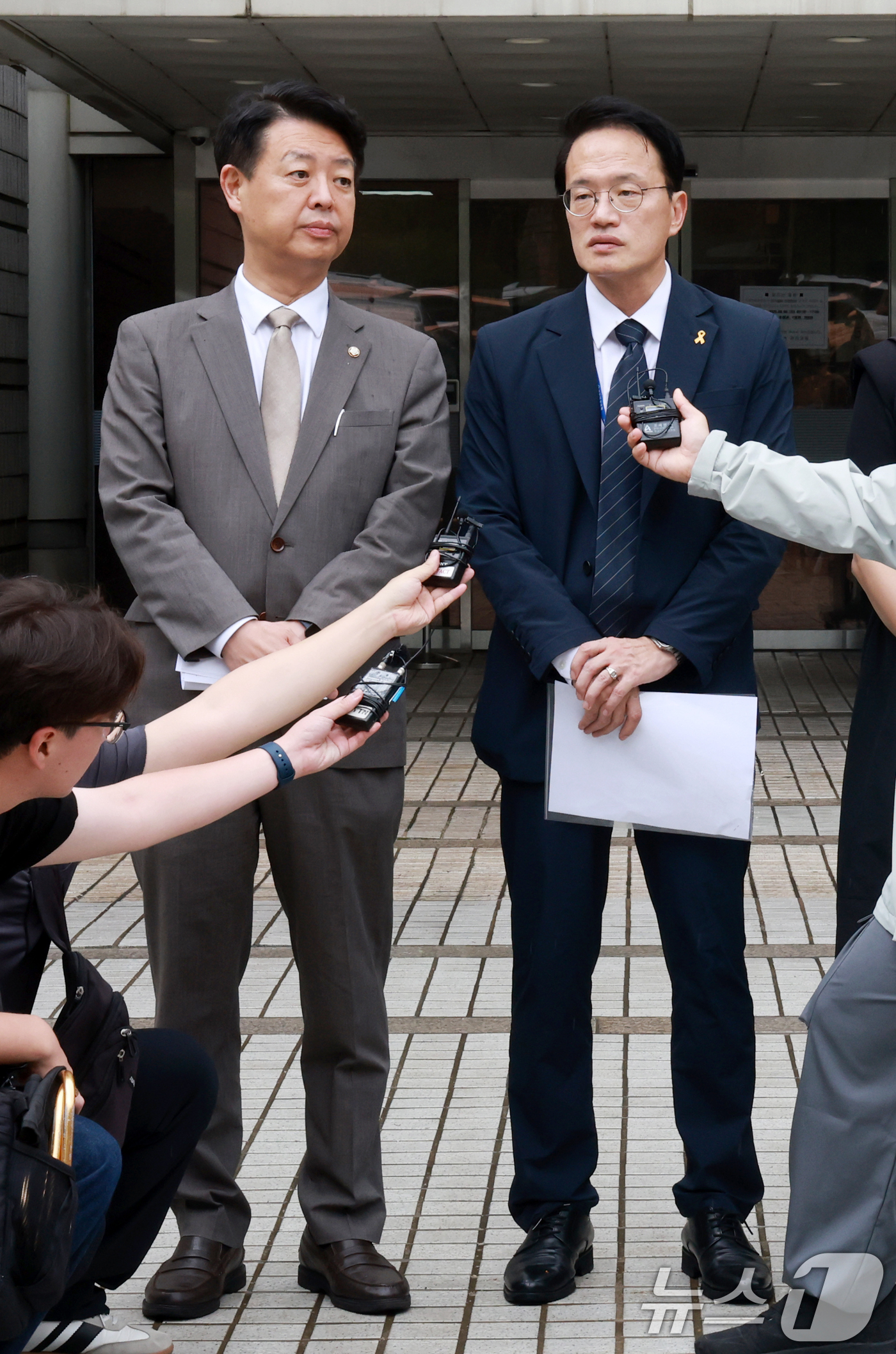 (서울=뉴스1) 이호윤 기자 = 더불어민주당 김영호(왼쪽부터), 박주민 의원이 22일 서울 서초구 서울중앙지방법원을 찾아 오세훈 서울시장에 대한 명태균 여론조사 대납 의혹 1심 엄 …