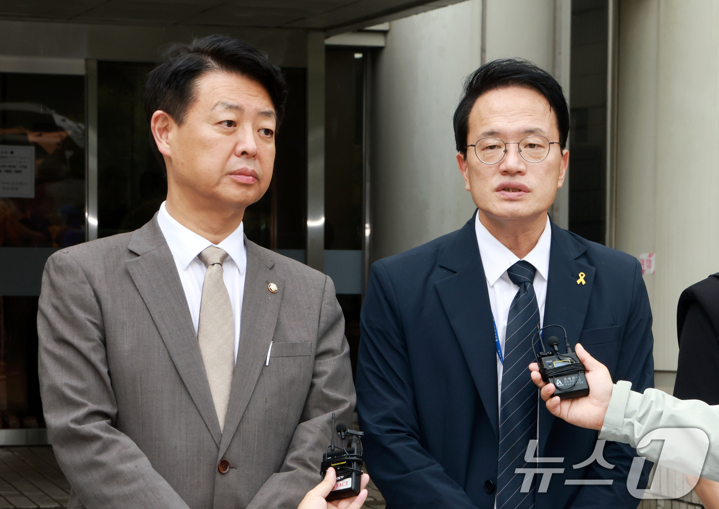 (서울=뉴스1) 이호윤 기자 = 더불어민주당 김영호(왼쪽부터), 박주민 의원이 22일 서울 서초구 서울중앙지방법원을 찾아 오세훈 서울시장에 대한 명태균 여론조사 대납 의혹 1심 엄 …
