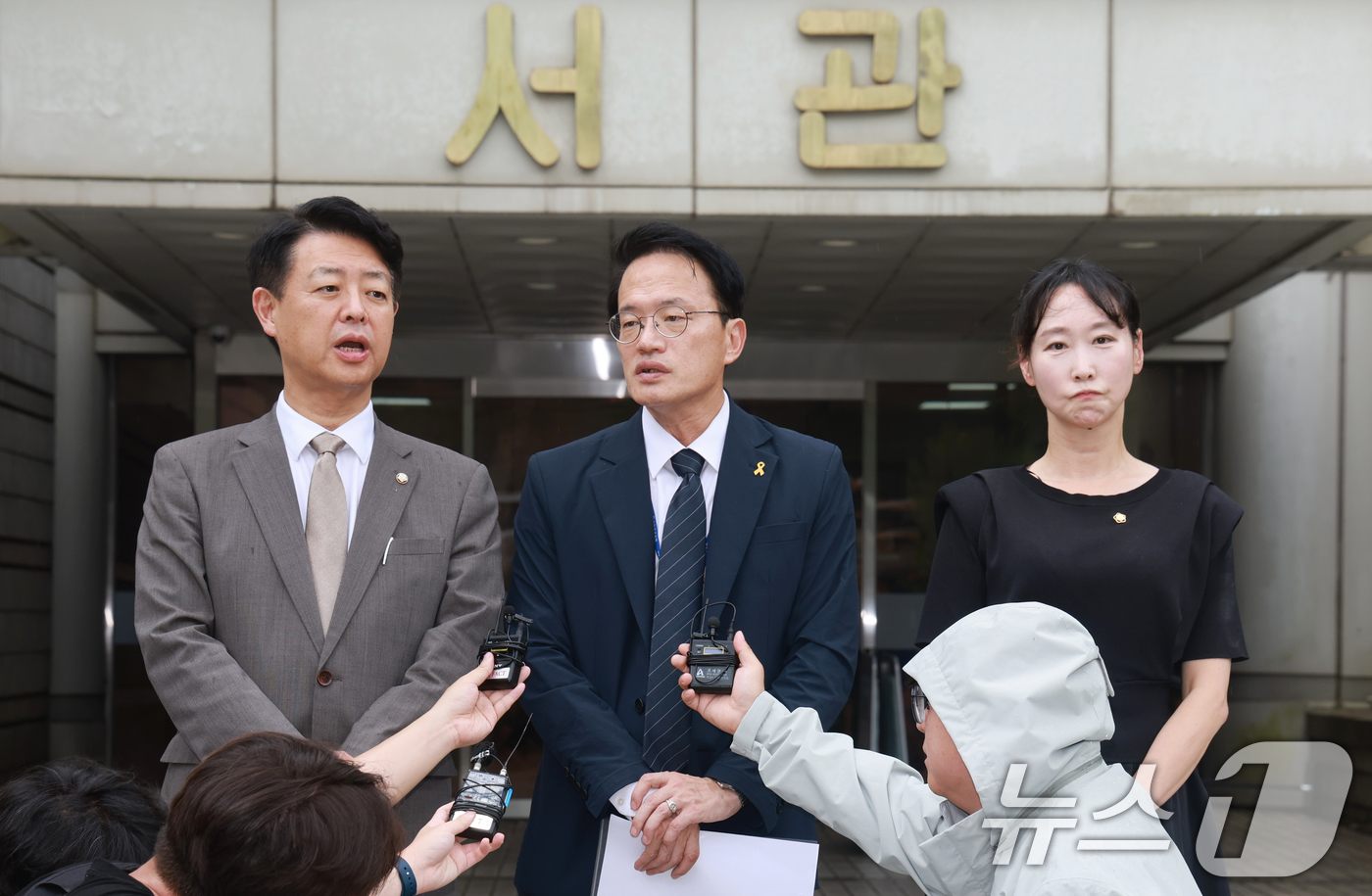 (서울=뉴스1) 이호윤 기자 = 더불어민주당 김영호(왼쪽부터), 박주민 의원과 이지은 서울 마포갑 지역위원장이 22일 서울 서초구 서울중앙지방법원을 찾아 오세훈 서울시장에 대한 명 …