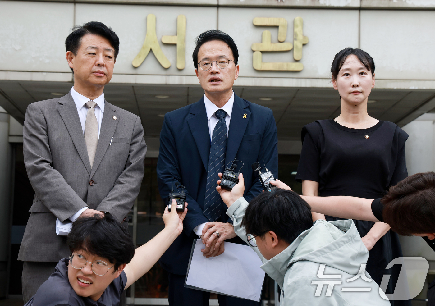 (서울=뉴스1) 이호윤 기자 = 더불어민주당 김영호(왼쪽부터), 박주민 의원과 이지은 서울 마포갑 지역위원장이 22일 서울 서초구 서울중앙지방법원을 찾아 오세훈 서울시장에 대한 명 …