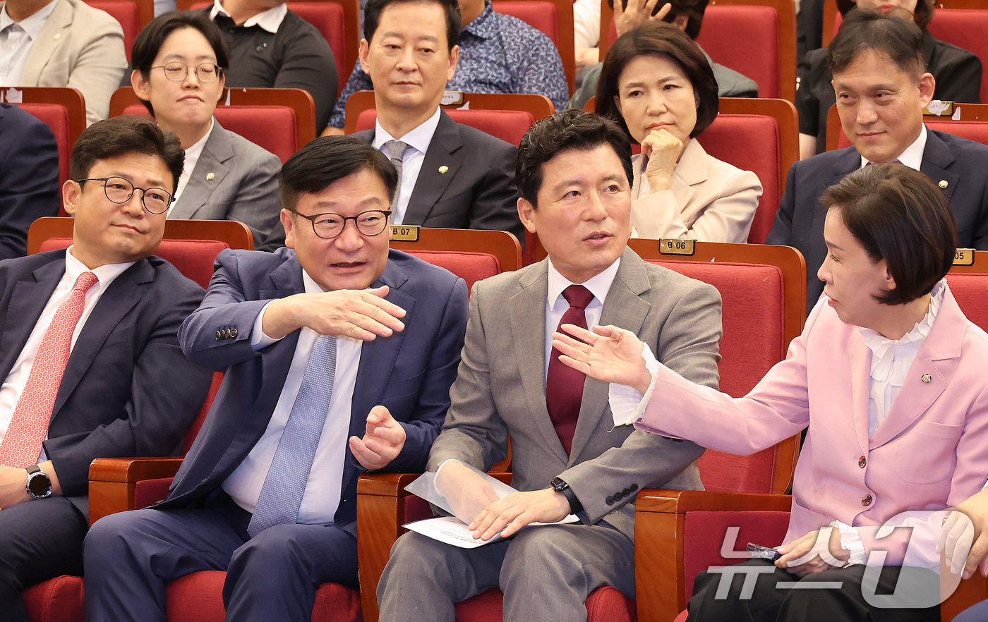 (서울=뉴스1) 신웅수 기자 = 정점식 국민의힘 원내대표가 22일 서울 여의도 국회 도서관에서 열린 반도체 글로벌 경쟁력 강화를 위한 국가 전략 토론회에서 참석자들과 대화하고 있다 …