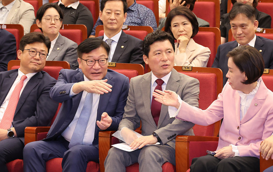 대화나누는 정점식 원내대표