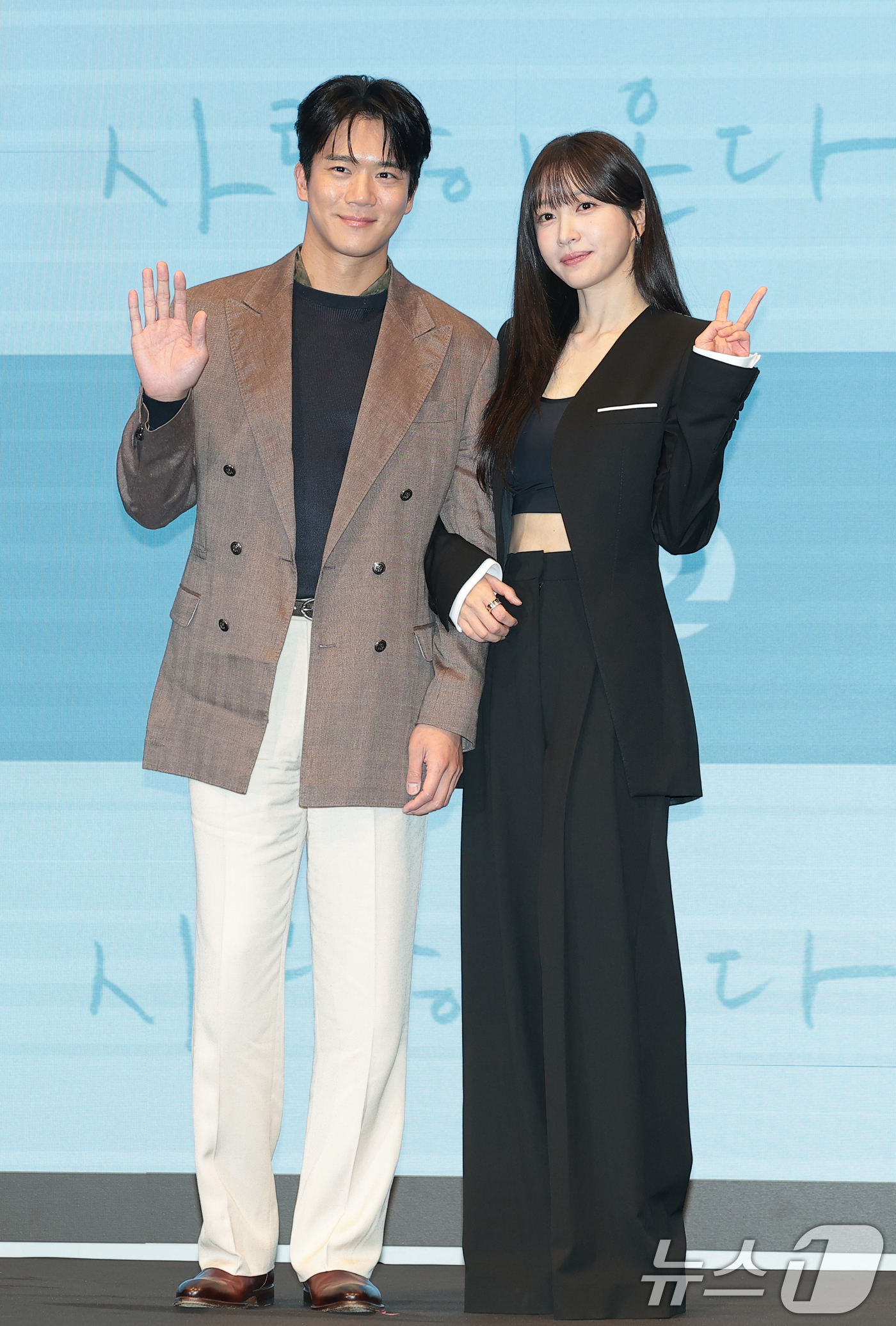 (서울=뉴스1) 권현진 기자 = 배우 하석진과 안희연(오른쪽)이 22일 서울 구로구 신도림 디큐브시티 더세인트에서 열린 KBS 2TV 새 주말드라마 ‘사랑이 온다’(극본 이경희/연 …