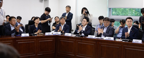 與 3대 메가프로젝트 지원 특위 당정협의 참석한 정부측 관계자들