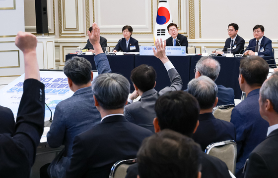 참석자 질문 받는 이재명 대통령