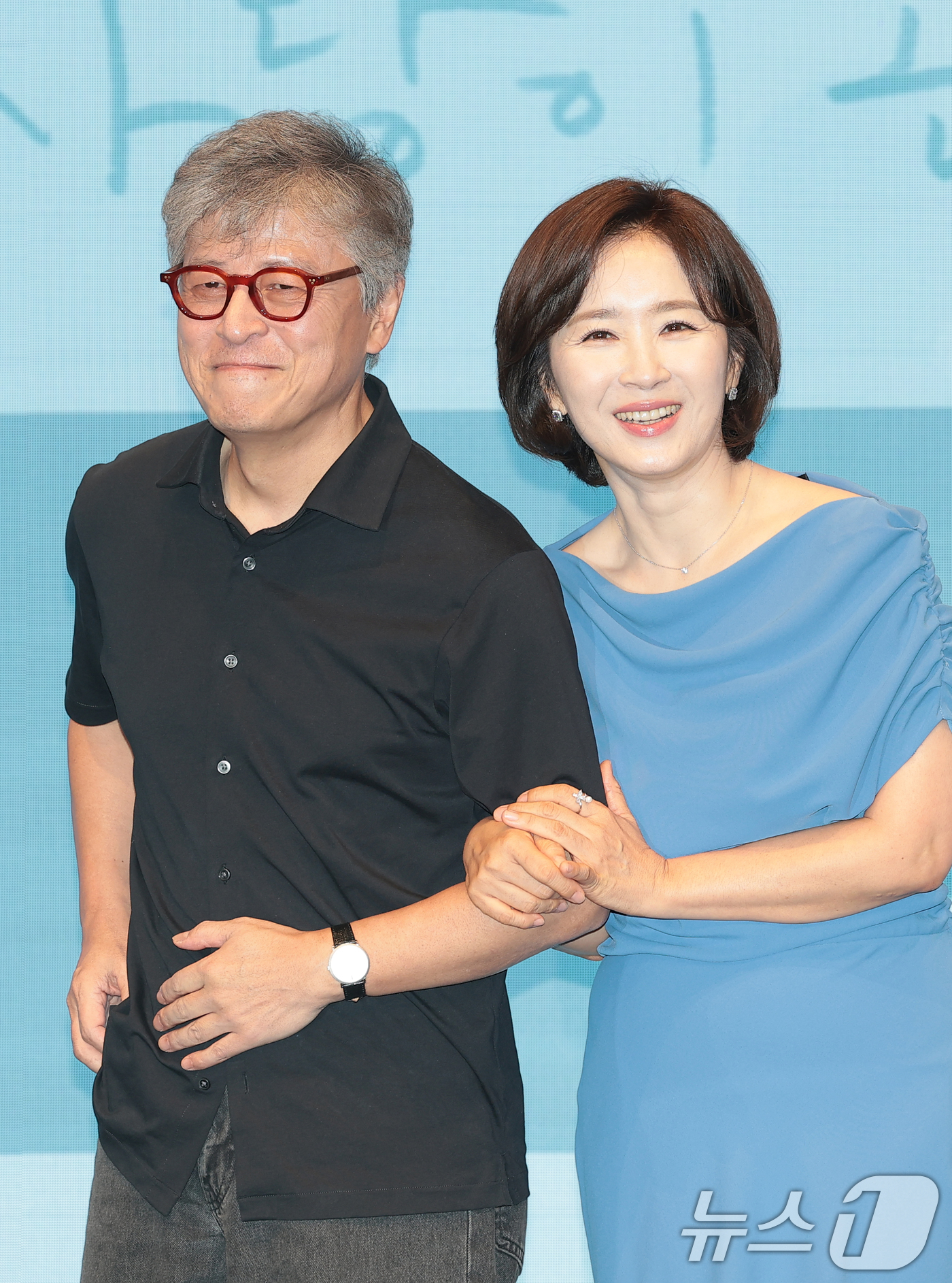 (서울=뉴스1) 권현진 기자 = 배우 권해효와 윤유선(오른쪽)이 22일 서울 구로구 신도림 디큐브시티 더세인트에서 열린 KBS 2TV 새 주말드라마 ‘사랑이 온다’(극본 이경희/연 …