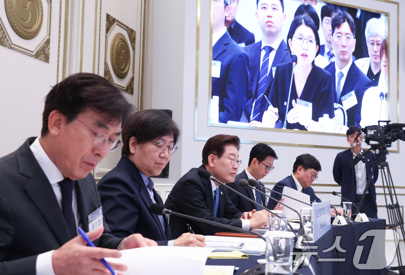 (서울=뉴스1) 허경 기자 = 이재명 대통령이 22일 청와대에서 열린 지역·필수·공공의료 간담회에서 참석자의 발언을 경청하고 있다. (청와대통신사진기자단) 2026.7.22/뉴스1 …