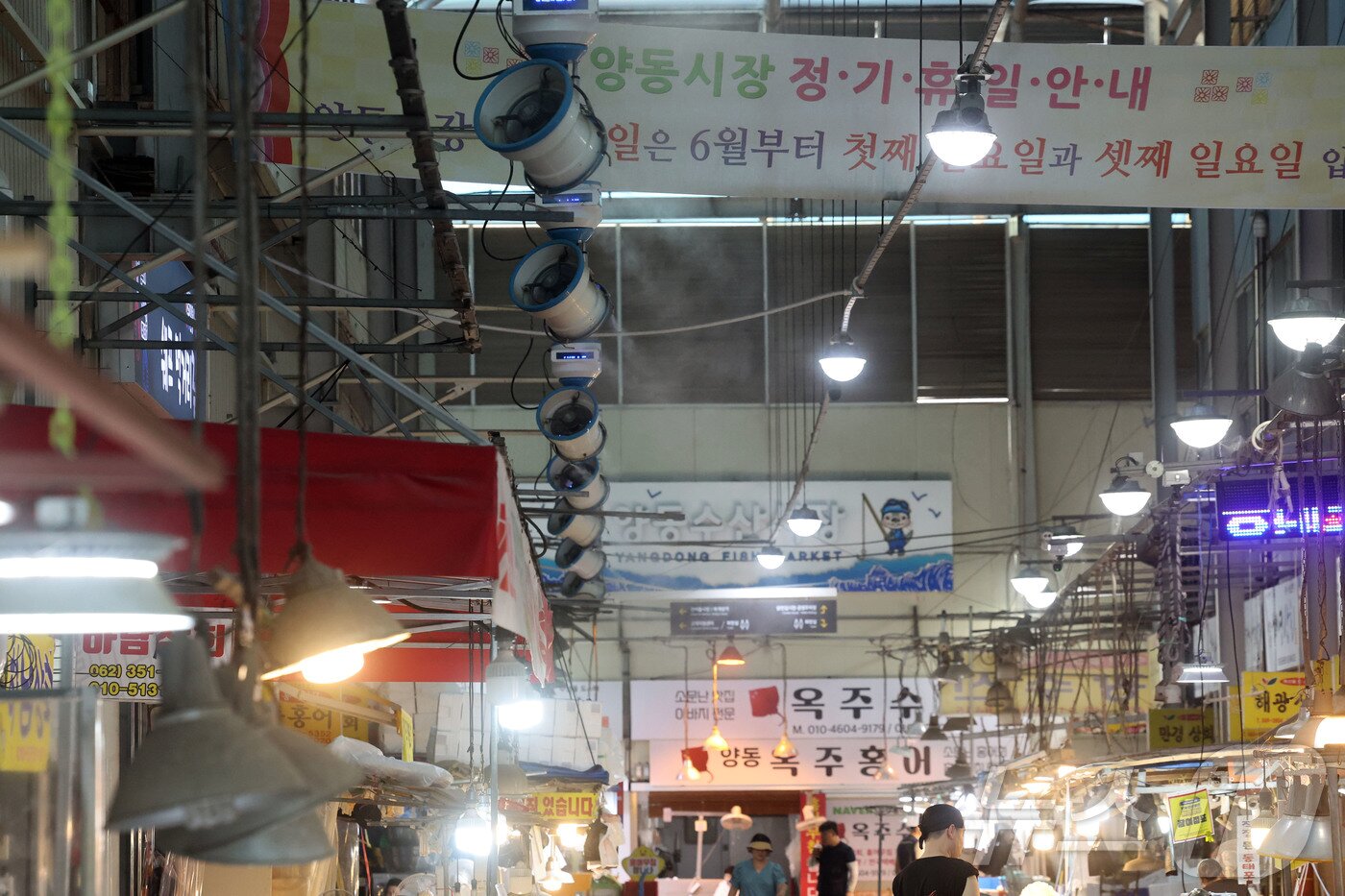 본문 이미지 - 22일 오후 전남광주통합특별시 서구 양동 양동시장 안에서 쿨링 선풍기가 작동하는 모습. 2026.7.22 ⓒ 뉴스1 조수민 기자