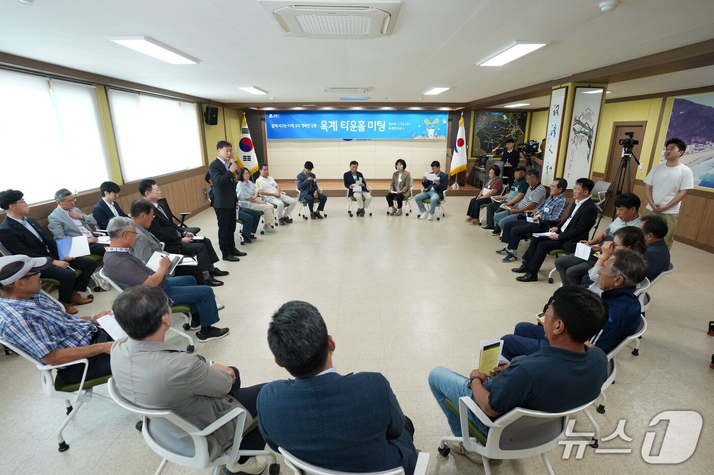 본문 이미지 - 김중남 강원 강릉시장이 22일 옥계면 타운홀 미팅에서 참석자들에게 인사말을 하고 있다.(강릉시 제공, 재판매 및 DB 금지)2 206.7.22/뉴스1