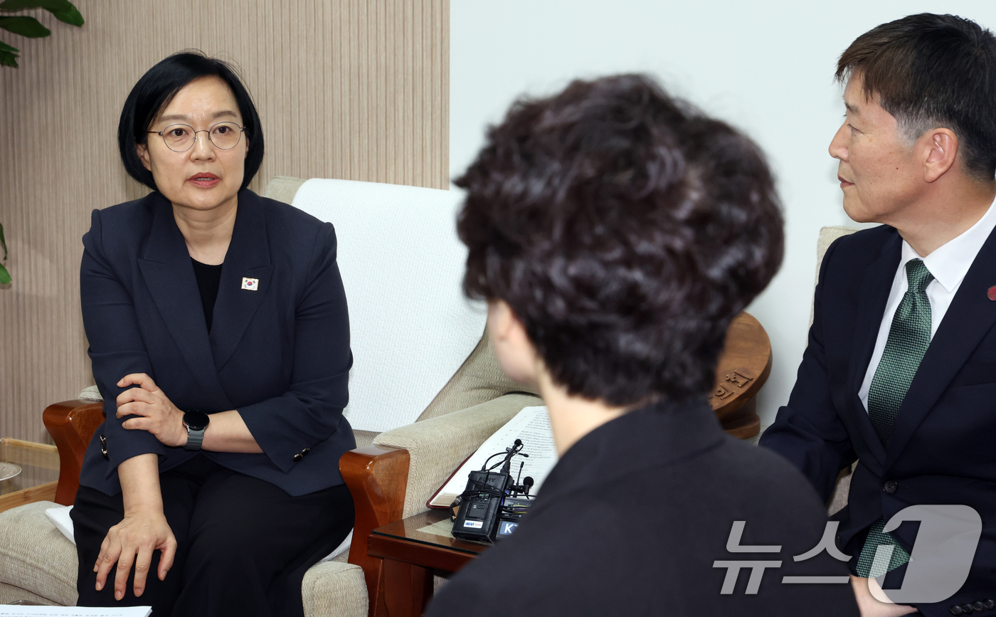 (서울=뉴스1) 김명섭 기자 = 한성숙 국무총리가 22일 서울 종로구 한국기독교회관에서 박승렬 한국기독교교회협의회 총무를 예방, 모두 발언을 하고 있다. 2026.7.22/뉴스1