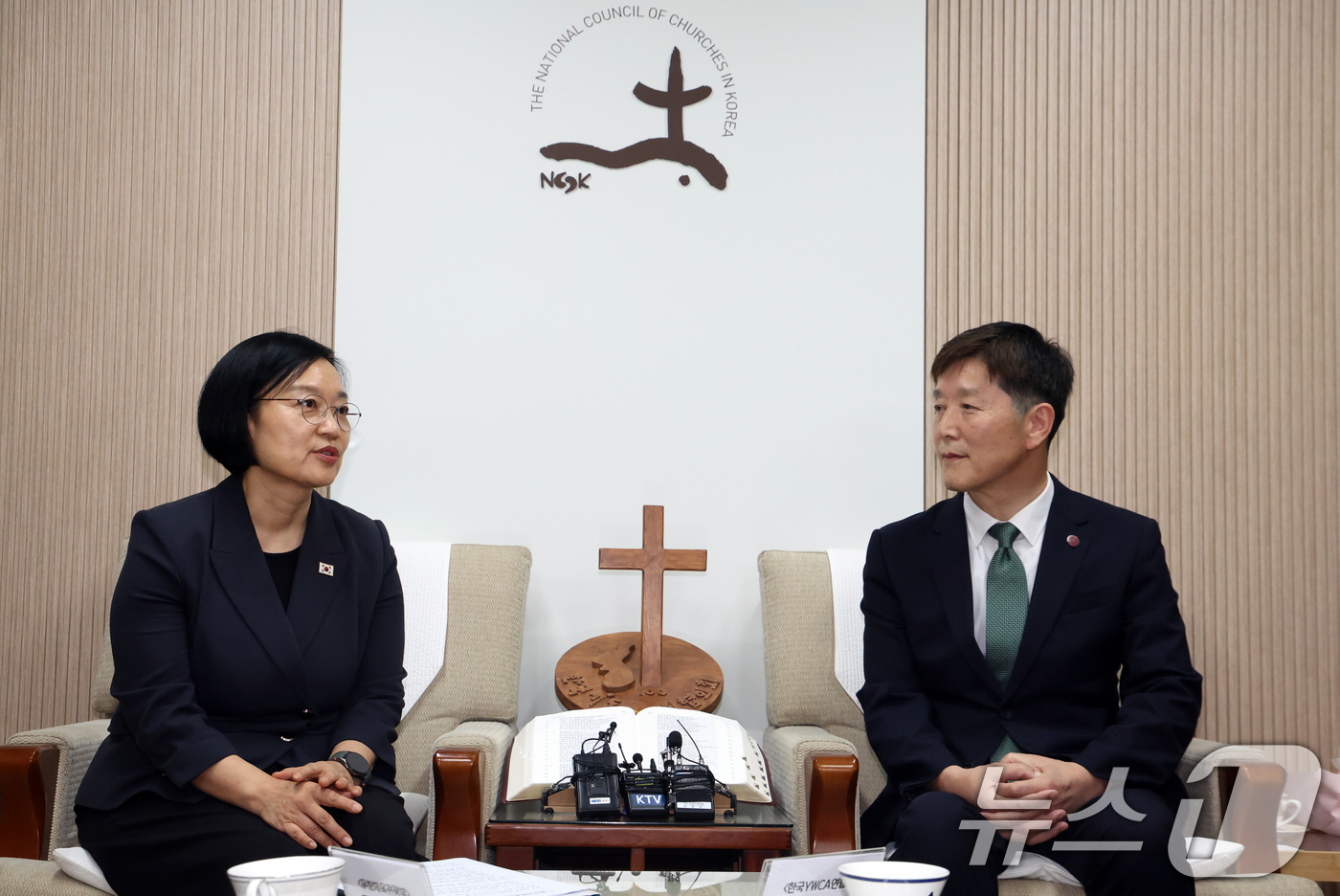 (서울=뉴스1) 김명섭 기자 = 한성숙 국무총리가 22일 서울 종로구 한국기독교회관에서 박승렬 한국기독교교회협의회 총무를 예방, 모두 발언을 하고 있다. 2026.7.22/뉴스1